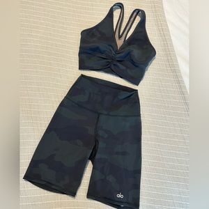 Alo Yoga SET💚 Camo Bra + Biker Shorts